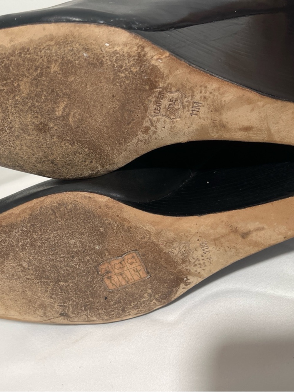 Tory Burch Black Leather Wedge Pumps Gold Logo Size 11M Classic Quiet luxury - Picture 7 of 9